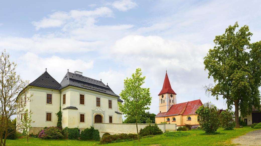 Zámek a kostel Pluhův Žďár