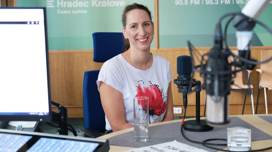 Alena Kubečková ve studiu Českého rozhlasu Hradec Králové