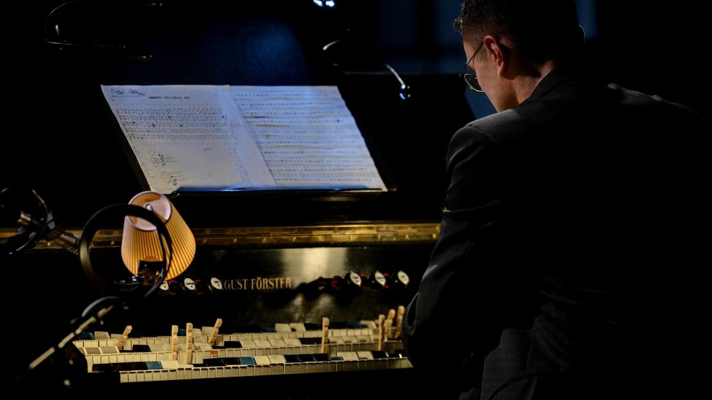 Miroslav Beinhauer a šestinotónové harmonium