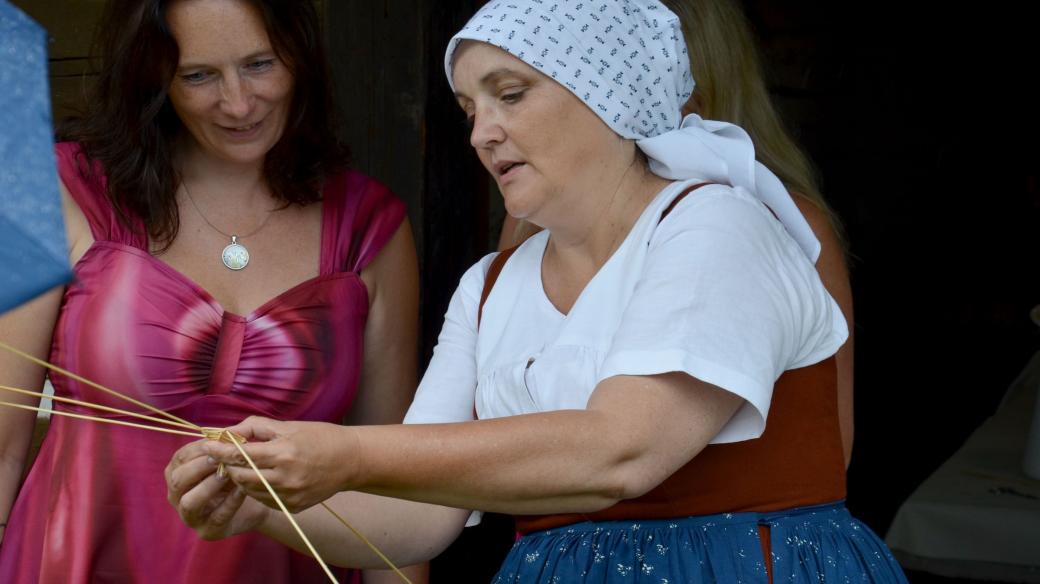 Dožínky v kouřimském skanzenu, Markéta Bartáková předvádí pletení ze slámy