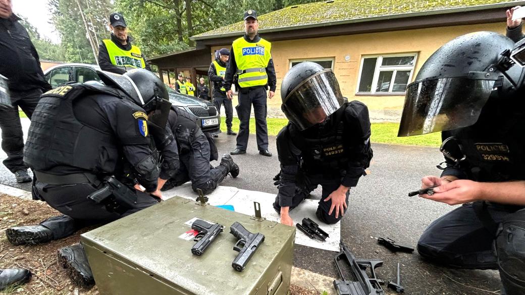 Policejní těžkooděnci ve výcvikovém areálu v Lišově u Českých Budějovic