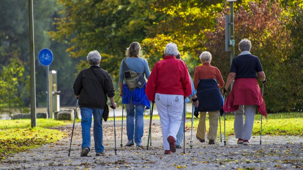 Posměšky neberte vážně, nordic walking je dobrou cestou ke zdraví (ilustrační foto)