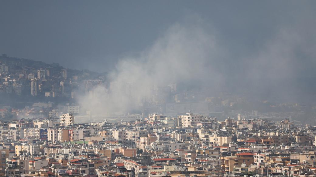 Kouř stoupá nad jižním předměstím Bejrútu po útoku uprostřed pokračujících bojů mezi Hizballáhem a izraelskými silami, pohled ze Sin El Filu, Libanon, 1. října 2024