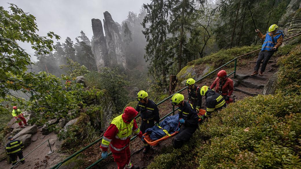 V Prachovských skalách bylo rušno. Záchranáři trénovali ošetřování skupiny lidí, kteří spadli z útesu