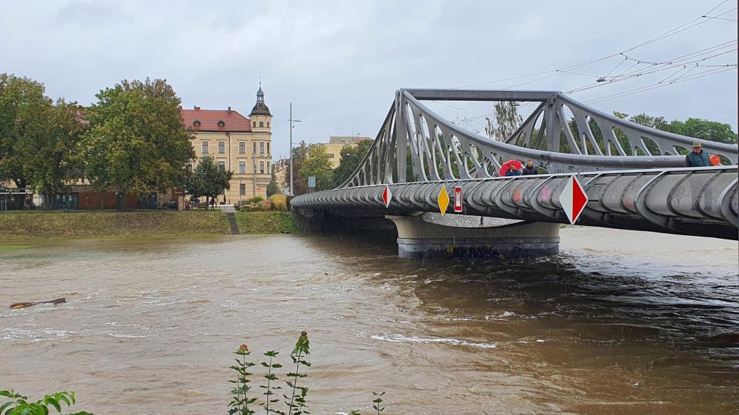 Rozvodněná Vltava pod Dlouhým mostem v Českých Budějovicích