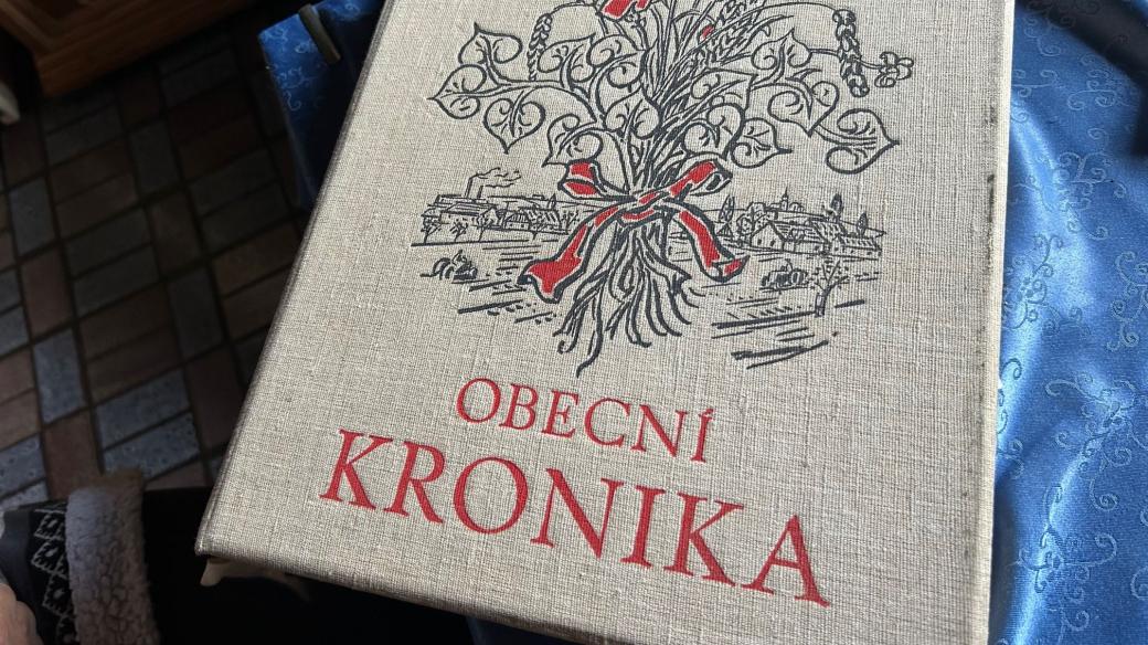 Do obecní kroniky v krkonošském Strážném téměř 40 let nikdo nic nenapsal. Teď je tu nová kronikářka