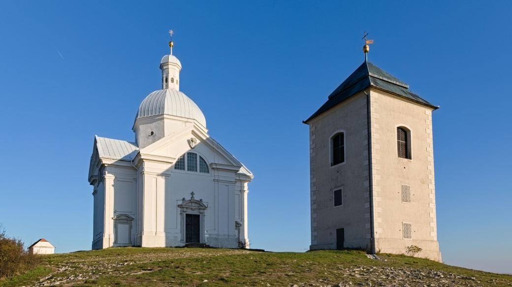 Kaple se zvonicí na Svatém kopečku v Mikulově je výraznou krajinnou dominantou