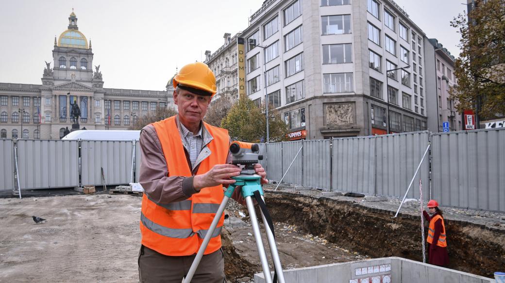 Terénní archeolog Petr Starec při práci na Václavském náměstí v Praze