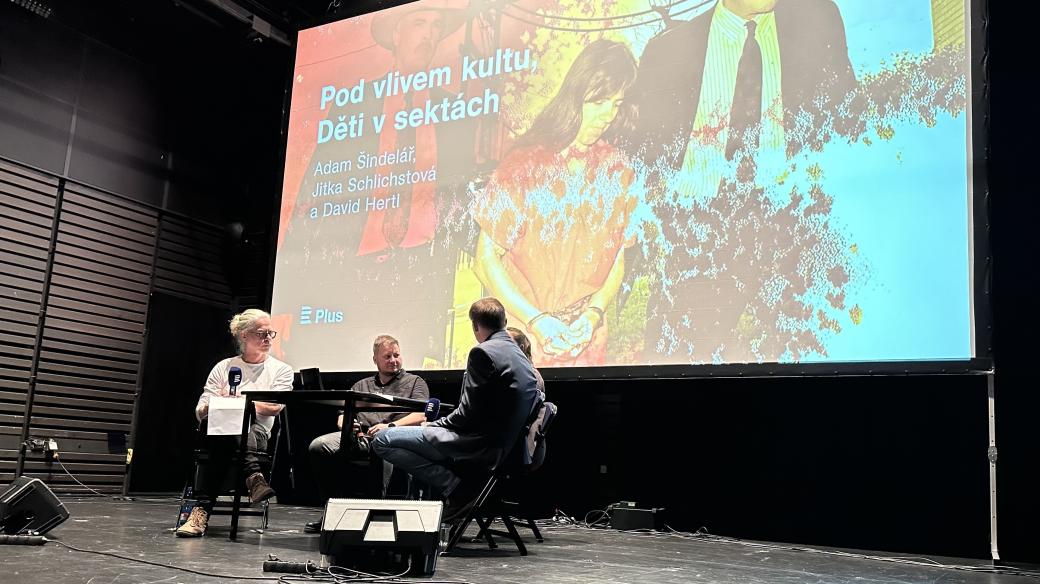 Veřejná debata Českého rozhlasu Plus, která se uskutečnila začátkem listopadu 2024 na Mezinárodním festivalu dokumentárních filmů Ji.hlava