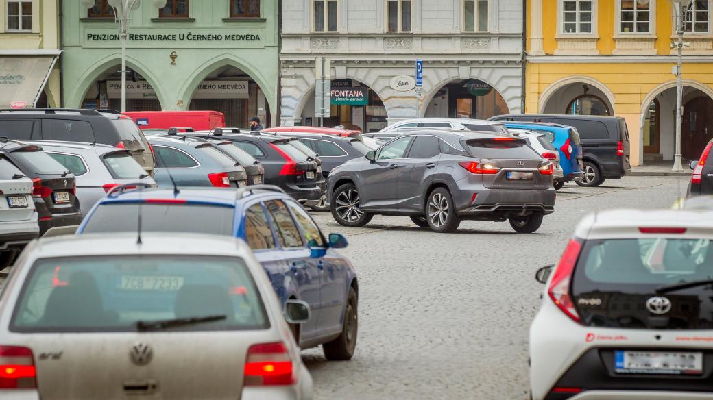 Auta na náměstí Přemysla Otakara II. v Českých Budějovicích