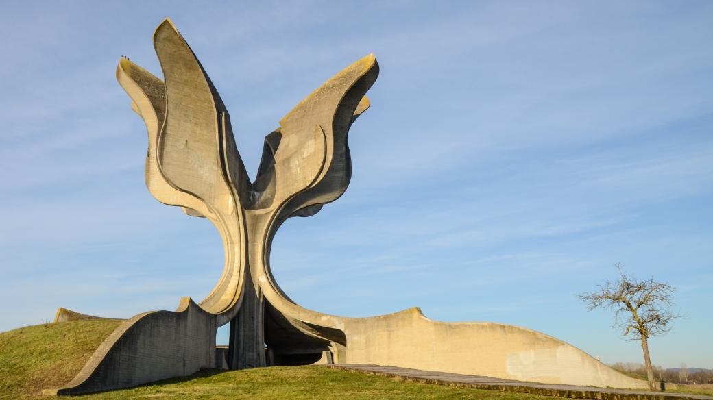 Památník na místě bývalého koncentračního tábora Jasenovac v Chorvatsku