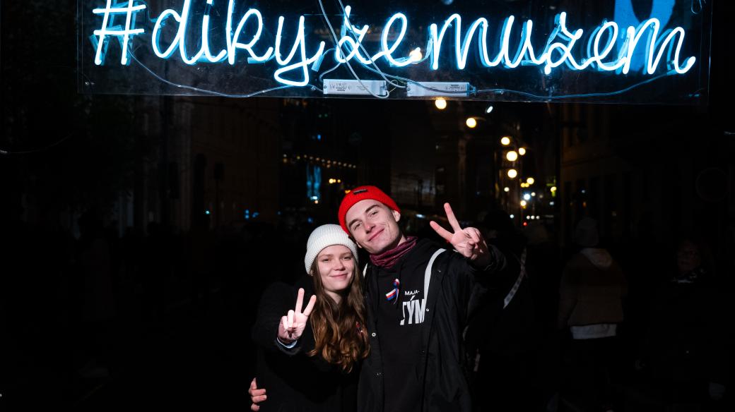 Heslo oslav sametové revoluce Díky, že můžem bylo opravdu všude