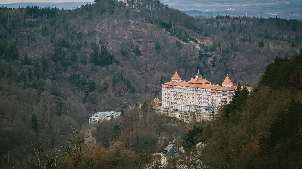 Pohled na hotel Imperial a rozhlednu Diana z Pražské silnice. Velkohotel Imperial byl mimo jiné prvním objektem na českém území, který byl zbudován na svou dobu novátorskou technologií litého betonu a za pouhé dva roky. Otevřen byl v roce 1912