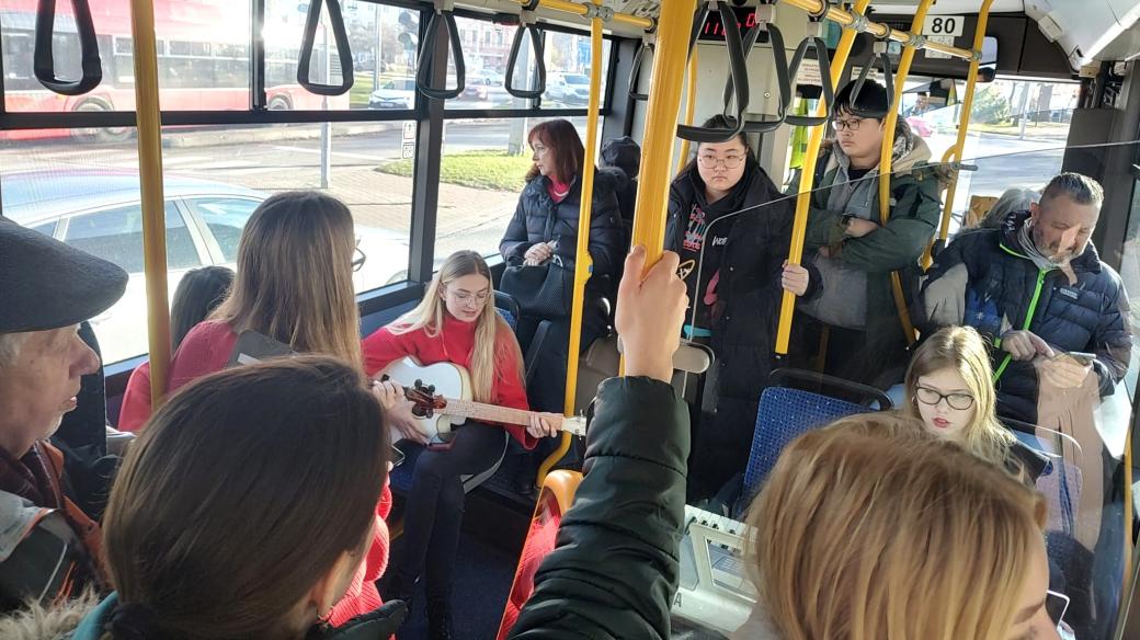 Muzikanti hrají koledy v českobudějovické MHD