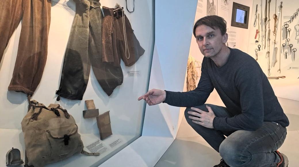 Historik David Marek u horolezecké expozice v Muzeu Českého ráje v Turnově