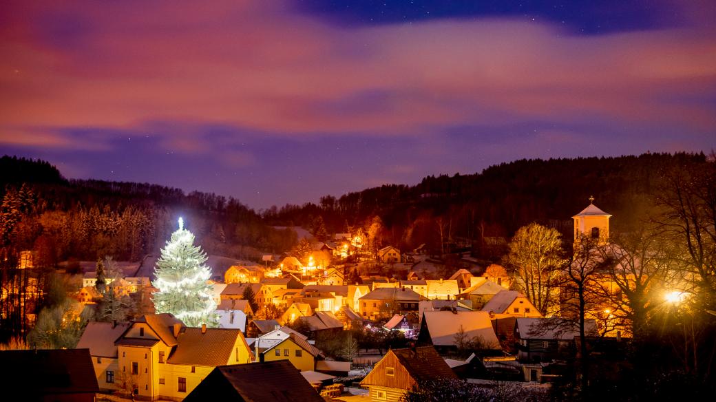 Pohled na obec Mladkov a rozsvícený vánoční strom