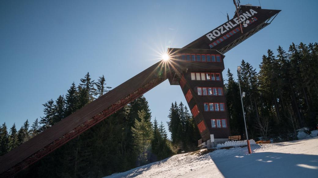 Lyžařský areál v šumavském Zadově se může pochlubit hodně netradiční rozhlednou