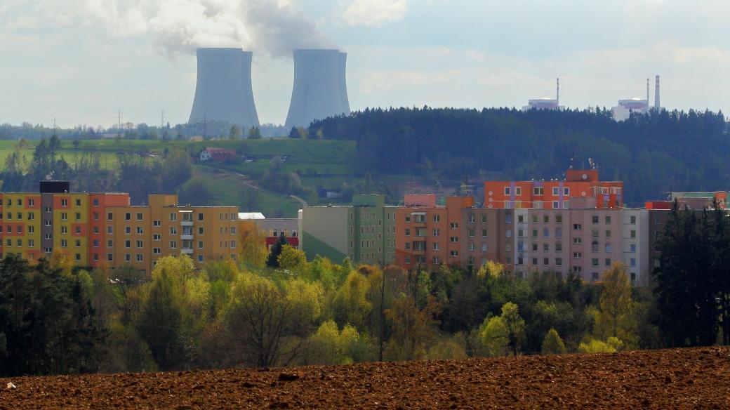 Týn nad Vltavou a jaderná elektrárna Temelín v pozadí