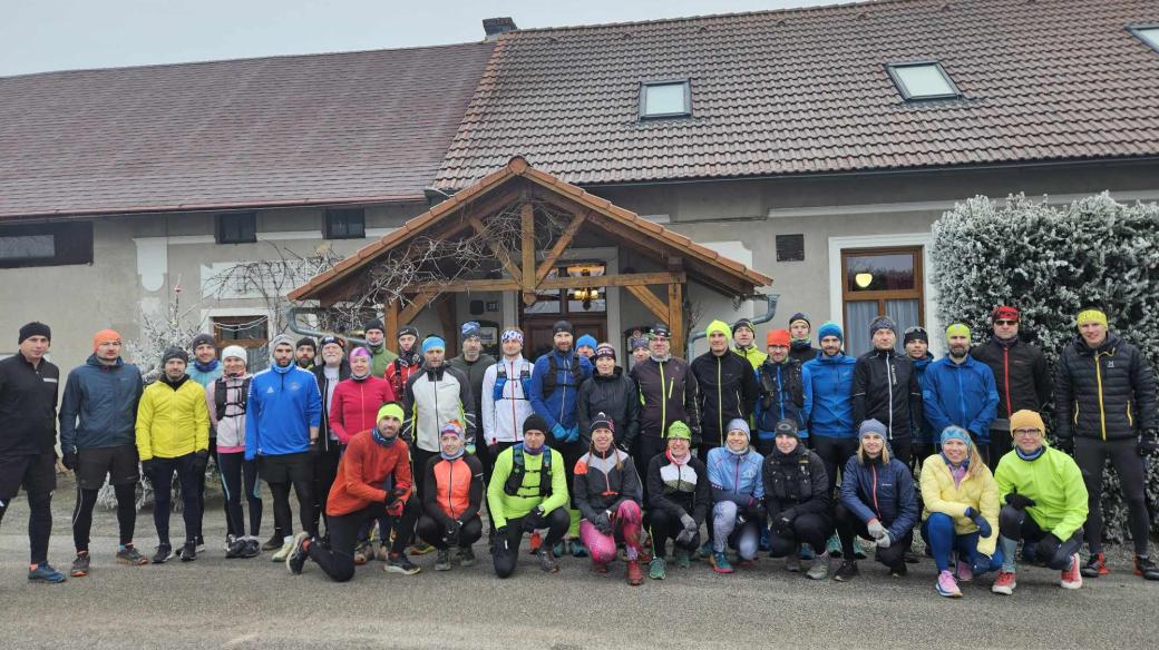 Zakončit uplynulý rok zdravým pohybem se společně rozhodli běžci pod kopcem Zvičina na Jičínsku