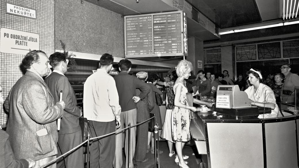 Pohled do automatu Koruna na Václavském náměstí v Praze, 1963