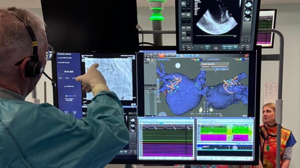 Na operačním sále pražské nemocnice Na Homolce právě tým v čele s kardiologem Petrem Neužilem zavádí pacientovi skrze cévu v třísle speciální katetr přímo do srdce