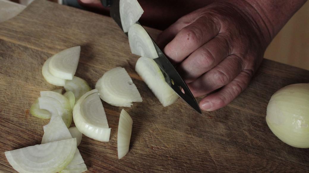 Kořenovou zeleninu očistíme a nakrájíme na kostičky. Cibuli nakrájíme na půlkolečka