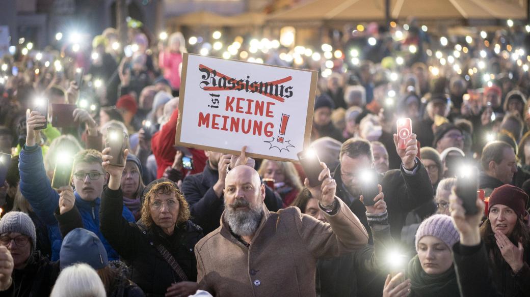 Demonstrace na obranu demokracie proti pravicovému extremismu a rasismu na hlavním náměstí v Linci