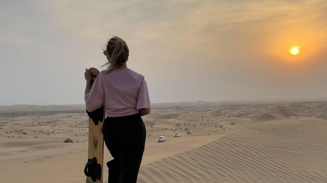 Zdeňka Trachtová na vrcholu duny. Sandboarding může být i romantický zážitek