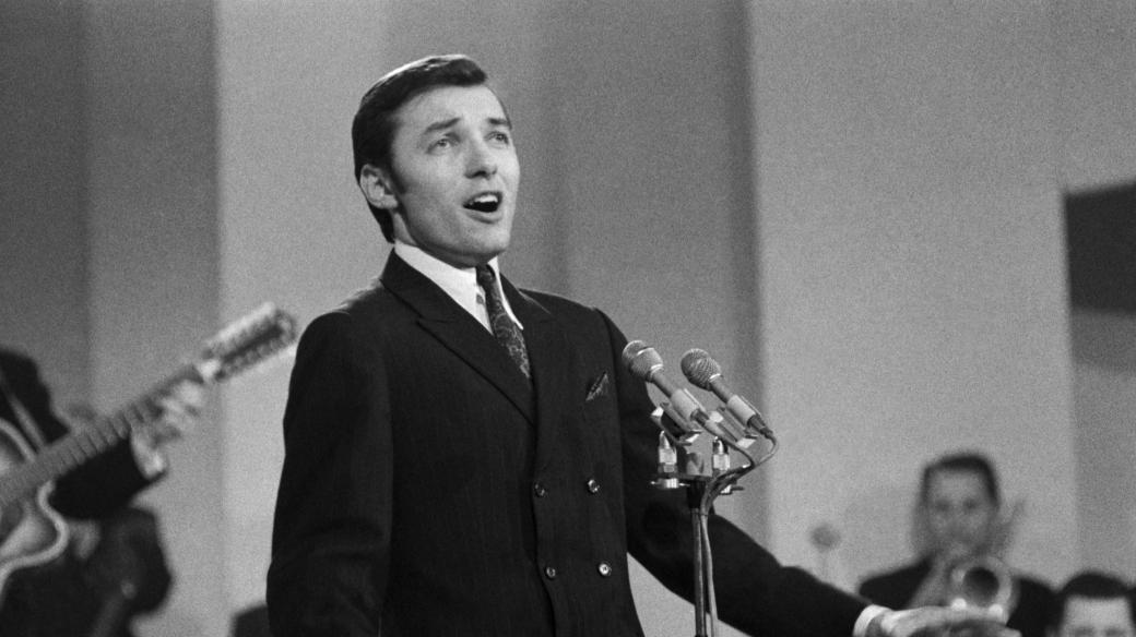 Karel Gott během vyhlašování výsledků ankety Zlatý slavík 1966