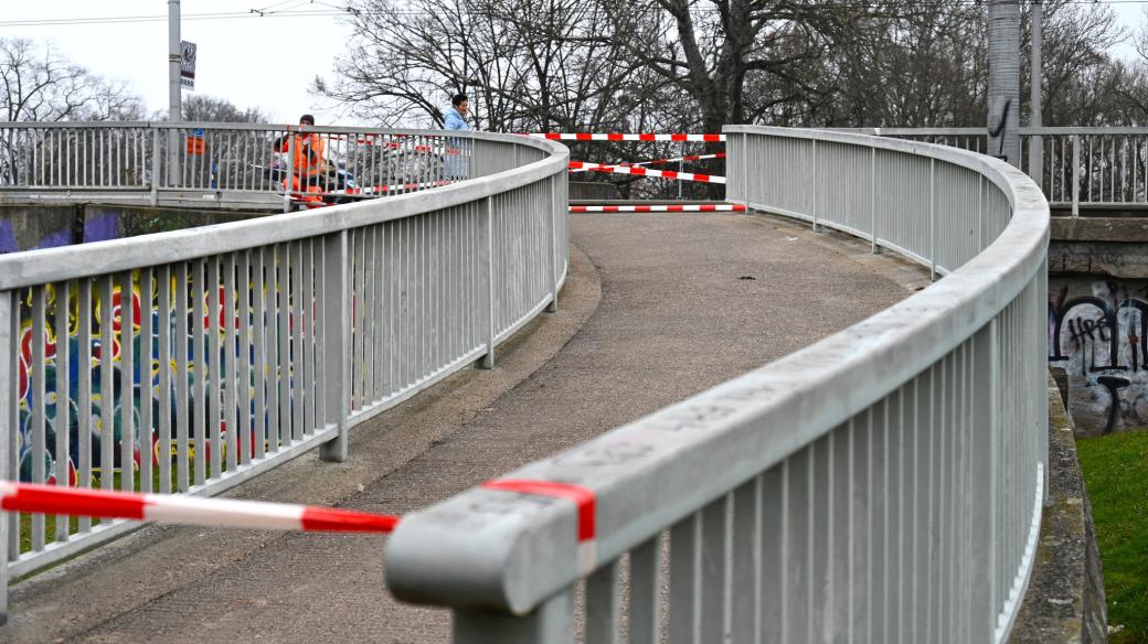 Hradec Králové uzavřel přístupová ramena na most u fakultní nemocnice a k cyklostezce u Labe