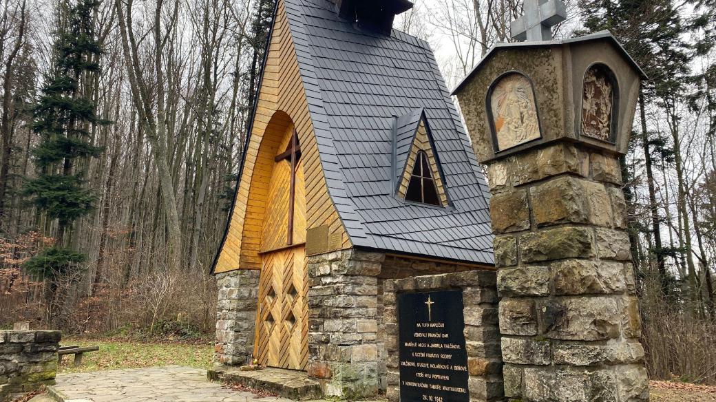 Kamenná kaple s dřevěnou střechou stojí na vrcholu Hložce od roku 1953