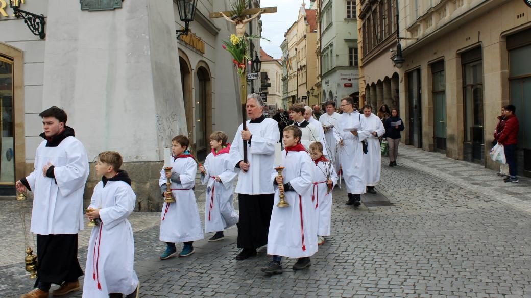 Pochod křesťanů a ministrantů