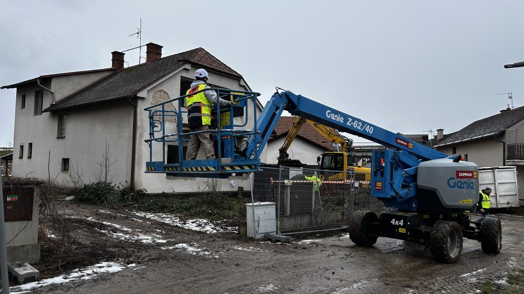 Ve Všestarech u Hradce Králové začalo bourání pěti rodinných domů, které stojí v cestě dálnice D35