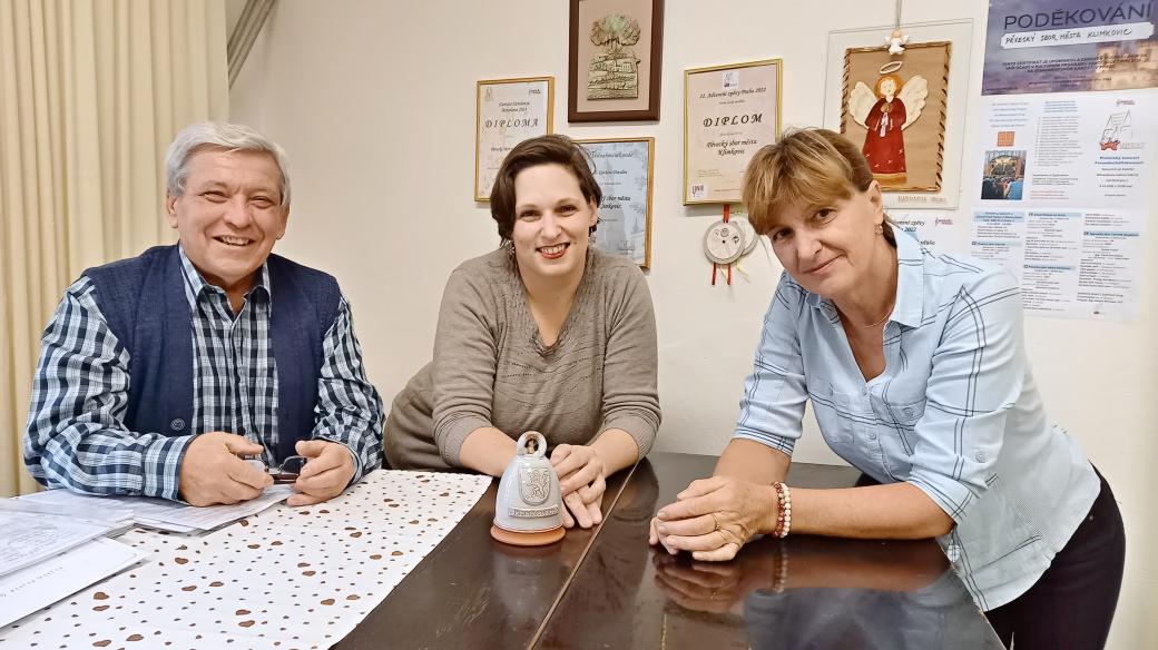 Předseda sboru Bohumír Kaštovský, sbormistryně a dirigentka Miroslava Halatová (v modré košili), členka Olga Kaštovská