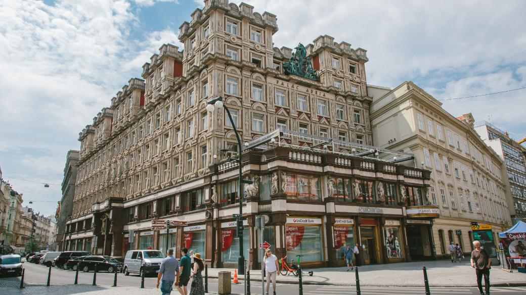 Palác Adria na Zlatém kříži na Novém Městě z roku 1925. V době vzniku sklidil kritiku, dnes je unikátní ukázkou tzv. rondokubismu – českého art deca. Plány pro budovu pojišťovny Riunione Adriatica vypracoval architekt Pavel Janák