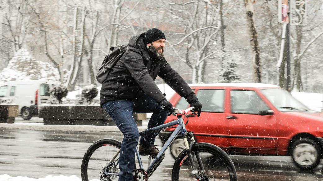 Cyklista ve městě v zimě