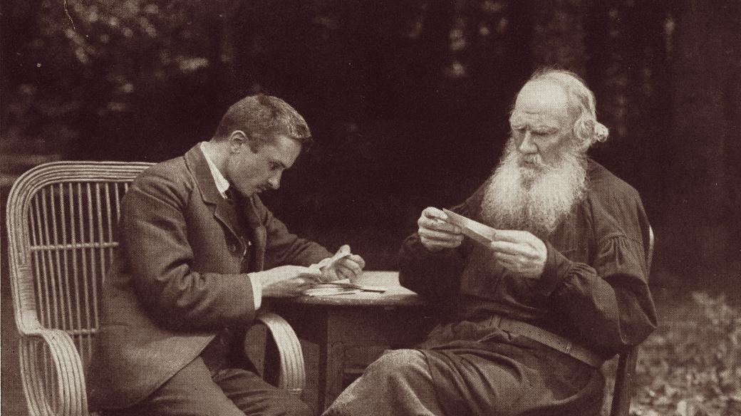 Lev Nikolajevič Tolstoj (vpravo) se svým tajemníkem Valentinem Bulgakovem