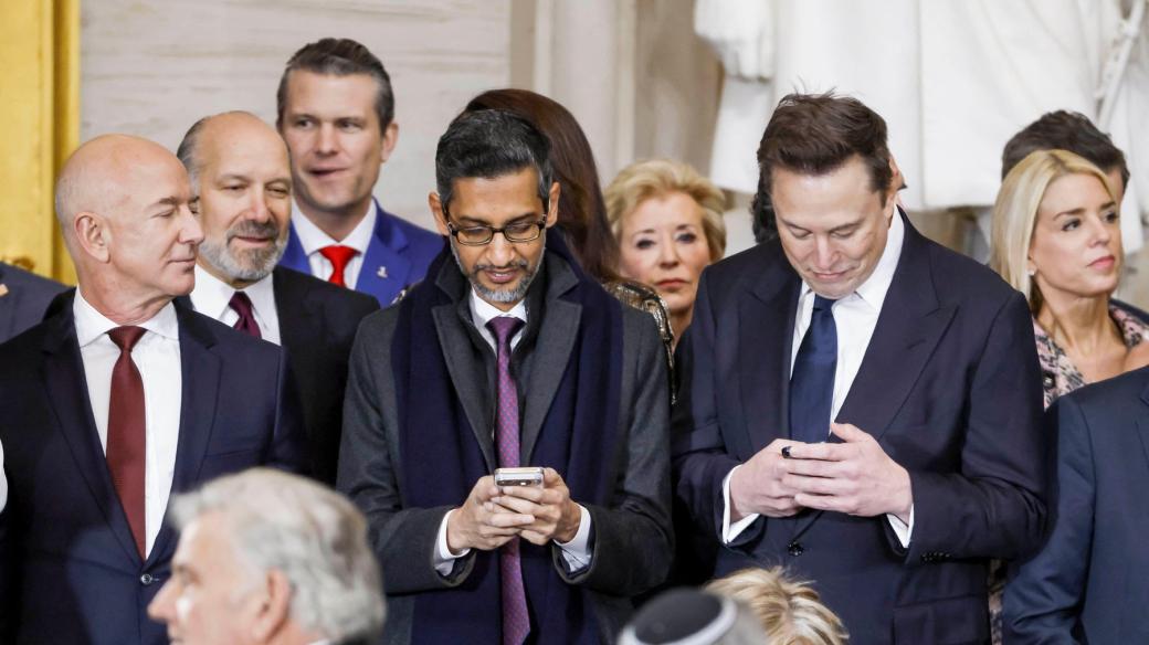 Podnikatel Jeff Bezos, generální ředitel Alphabet Sundar Pichai a podnikatel Elon Musk na inauguraci Donalda Trumpa