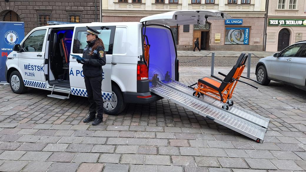 Městská policie Plzeň má nové auto pro převoz podnapilých