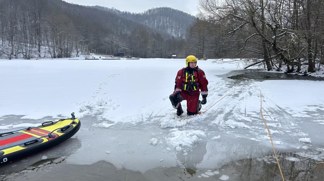 Hasiči v Dolním Žlebu nacvičovali záchranu z ledové vody