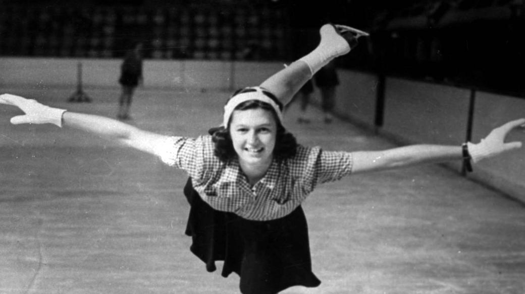 Československá krasobruslařka Ája Vrzáňová při tréninku na Zimním stadionu v Praze v lednu 1950