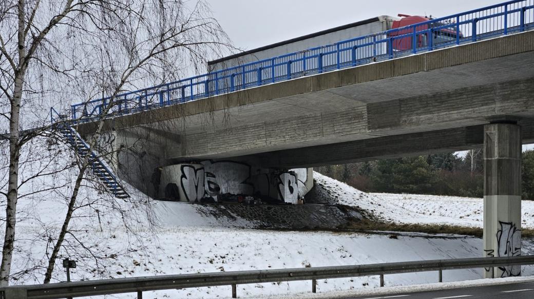 Mrazivé noci tráví lidé bez domova v Jihlavě například pod mostem na Pelhřimovské ulici