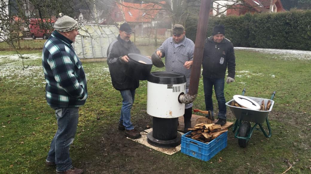 Domácí zabijačka se bez kotle, ve kterém se vaří maso, neobejde