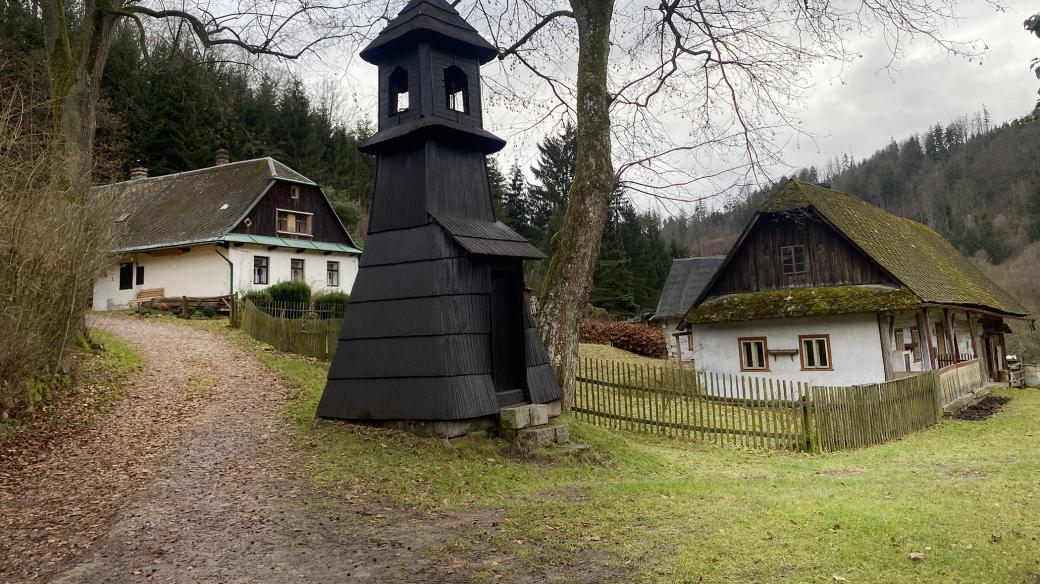 Zvonička v Liticích nad Orlicí stojí pod hradem