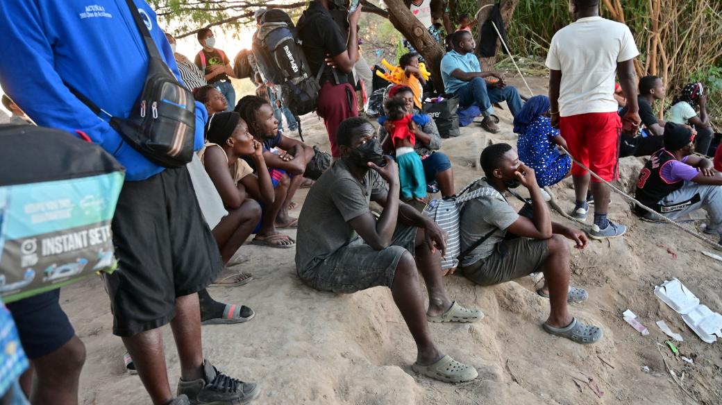 Haitští migranti na břehu řeky Rio Grande se chystají překročit mexicko-americkou hranici v Ciudad Acuna v Mexiku