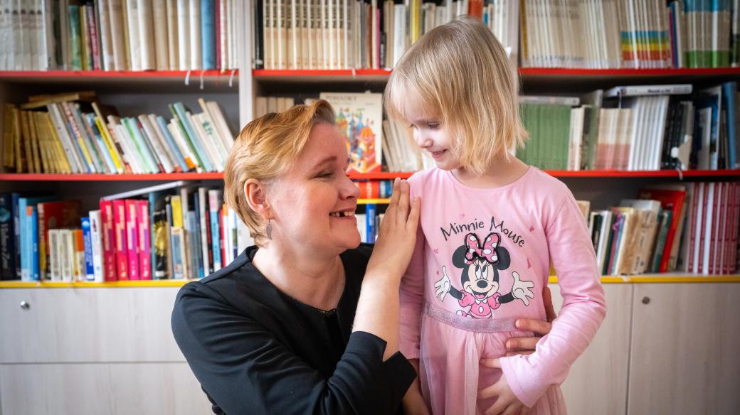 Absolutně nevidomá Alena Terezie Vítek je už přes pět let mámou Šarloty