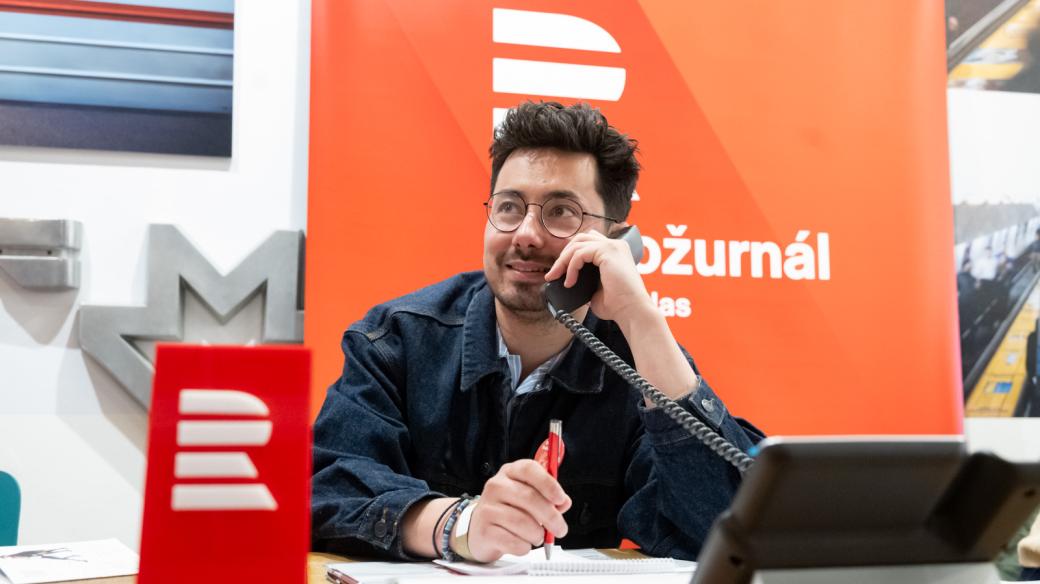 Zpěvák Mirai Navrátil v callcentru Dobrého dne Radiožurnálu