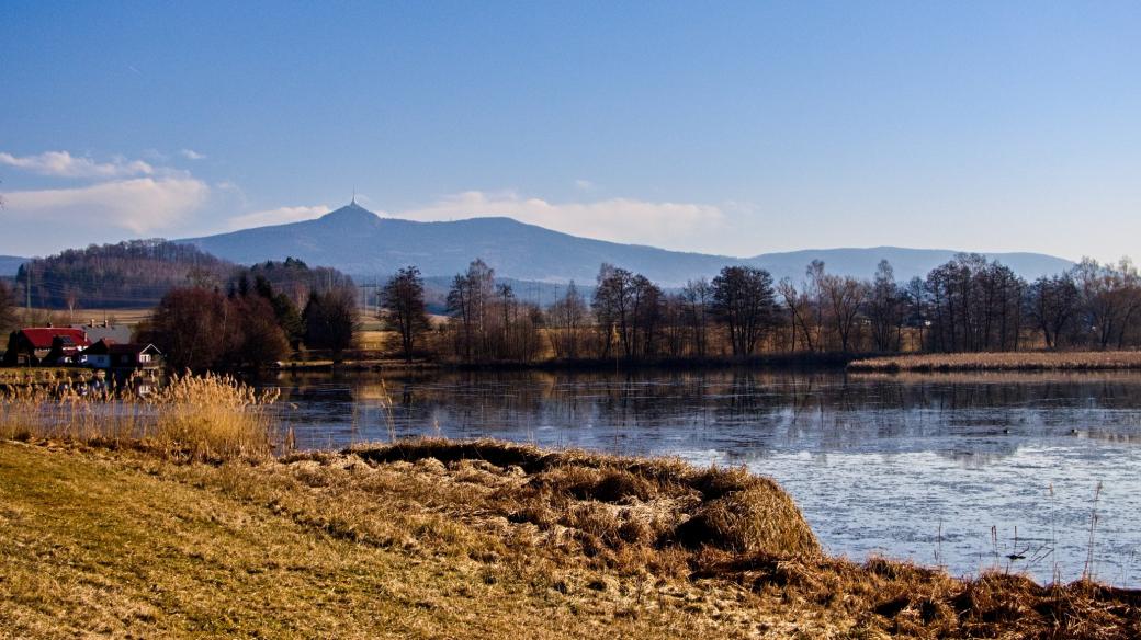 Chrastenský rybník na řece Ploučnici u Osečné v Podještědí