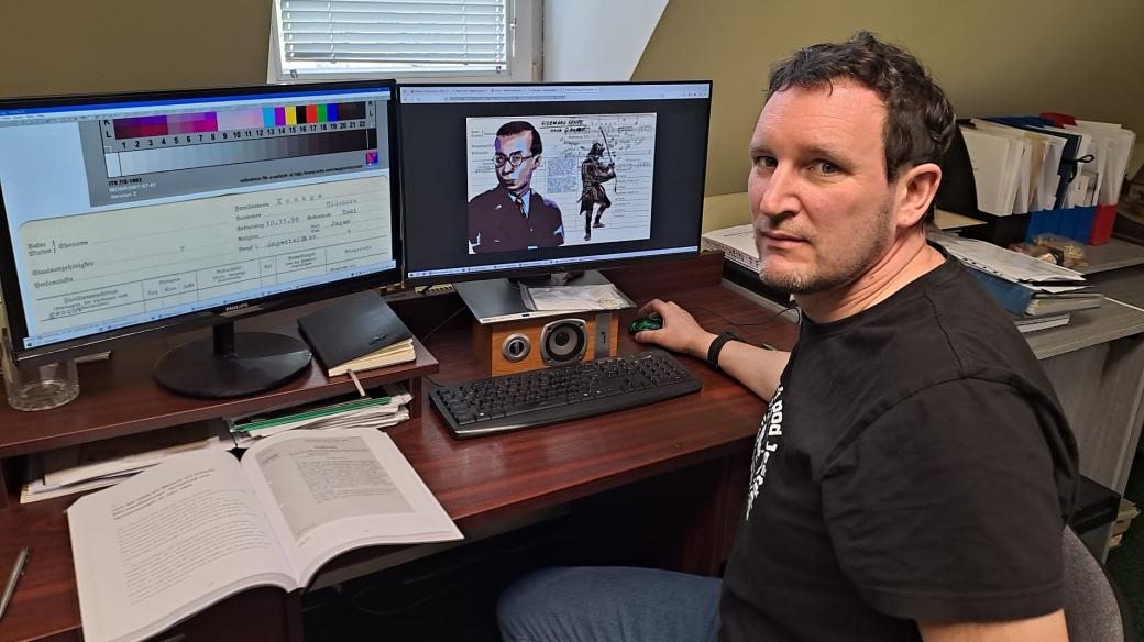 Badatel Ivan Rous mapuje evidenční karty obyvatel válečného Liberce