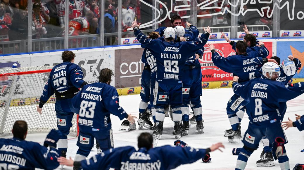 Kometa Brno slaví zisku extraligového titulu v Pardubicích
